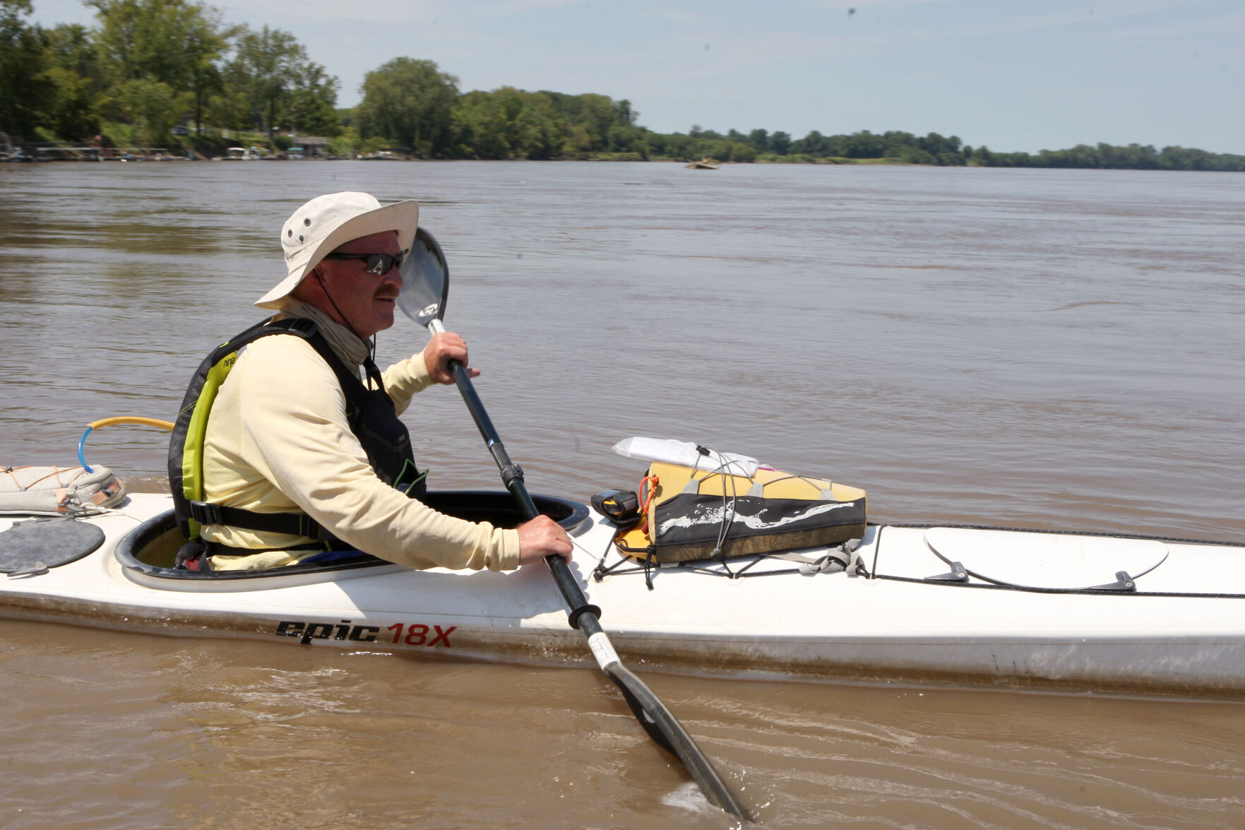 Jeff Shelly paddles